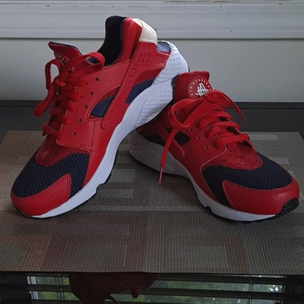 LIKE NEW NIKE Men's Air Huarache Shoes